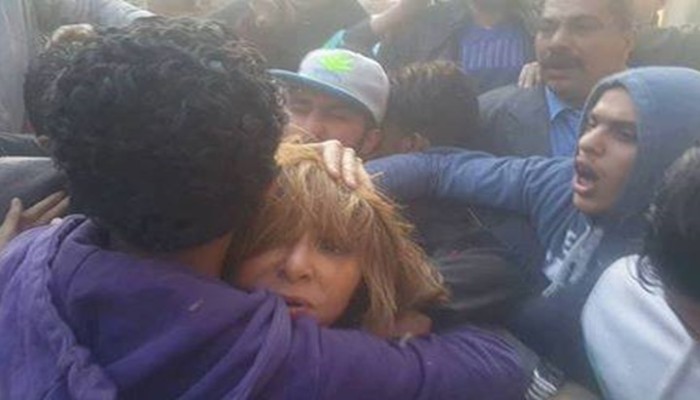 ضرب مبرح لـ"لميس الحديدي" أمام الكاتدرائية بالعباسية (فيديو)
