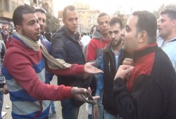 مسيحيون أمام الكاتدرائية : بلد بلا أمن ولا اقتصاد .. اللي مش قادر يحكمها يسبها (فيديو)