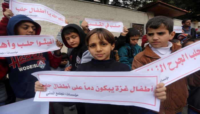 وقفة لأطفال غزة تضامنا مع حلب وجماهير حماس تهتف لها