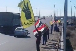 ثوار كفر الدوار في سلسة بشرية على الطريق الدولي تضامنا مع حلب