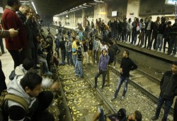 شخص يثير الرعب في المترو بحزام تخسيس
