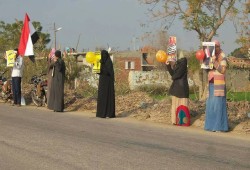 "لبيك يا سوريا" تتعالي في سلسة بشرية لثوار الحسينية بالشرقية