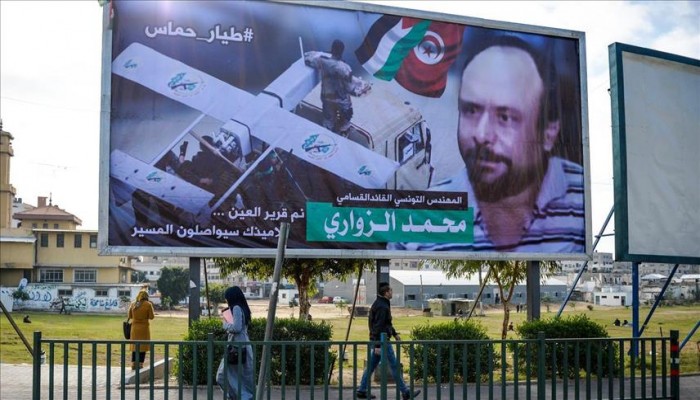 لافتة تحمل صورة كبيرة للزواري وسط غزة