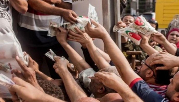 زحام على المجمعات الاستهلاكية.. كيلو السكر وصل 19 جنيهًا