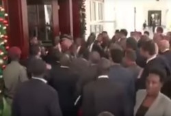 حرس الرئيس الأوغندي يلقنون حرس السيسي "علقة ساخنة" وينزعون أسلحتهم (فيديو)