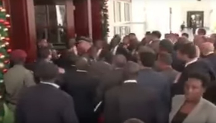 حرس الرئيس الأوغندي يلقنون حرس السيسي "علقة ساخنة" وينزعون أسلحتهم (فيديو)