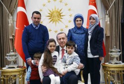 أردوغان يستقل طفلة حلبية وأسرتها بالمجمع الرئاسي