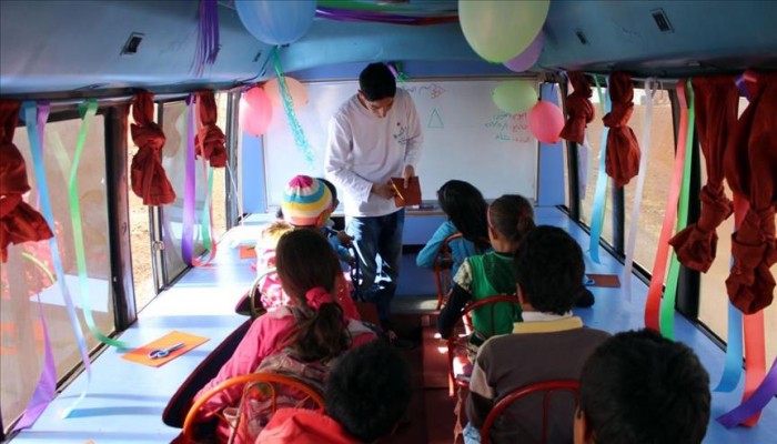 لتعليم أطفال جنوبي سوريا.. مدارس "موبايل" تجوب المخيمات