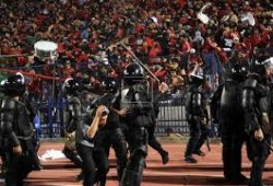 اشتباكات بين أولتراس أهلاوي وأمن الانقلاب واعتقال 13 شخصًا