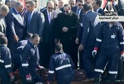 "السمك يرقص للسيسي" أسخف دعاية من صحف الانقلاب لزعيم العصابة