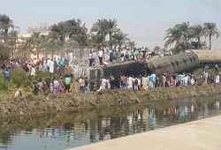 قطار يصدم سيارة في مزلقان بالجيزة