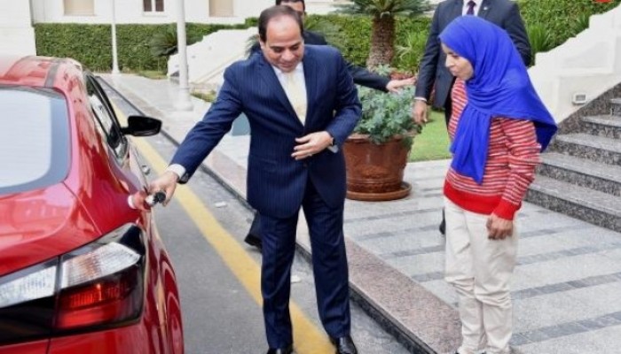 كعادته وعود السيسي لفتاة العربة "فنكوش" .. ونشطاء: أخذ "اللقطة" وشكراً