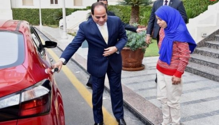كعادته وعود السيسي لفتاة العربة "فنكوش" .. ونشطاء: أخذ "اللقطة" وشكراً