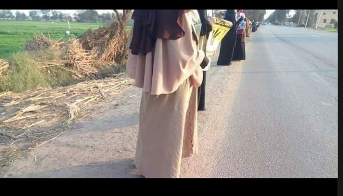 سلسلة بشرية لثوار الزقازيق ضد حكم العسكر