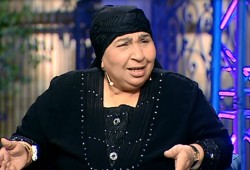 فضيحة بالفيديو.. ممثلة مصرية تطلب على الهواء من "السيسي" .. "ألبس كلاسين"