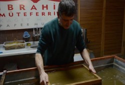 على أغصان الزيتون والنخيل وورد المدينه ومياه نهر النيل ... تركى يكتب القرآن