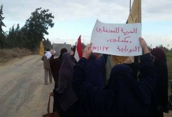 ثوار النوبارية يرفعون شعار " يناير يجمعنا " في سلسة بشرية تتحول لمسيرة