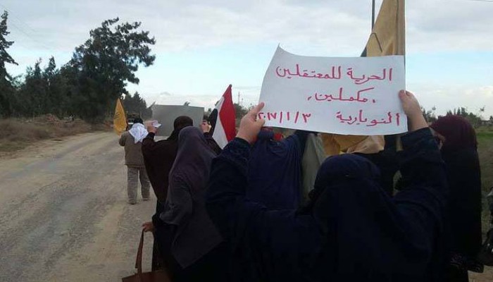 ثوار النوبارية يرفعون شعار " يناير يجمعنا " في سلسة بشرية تتحول لمسيرة