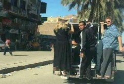 في عهد السيسي الفاشل.. سياح يقفون علي سلم عربة الكبود لتوصيلهم