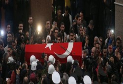 الأتراك يشيعون شرطياً ضحّى بحياته في إزمير.. لإحبط هجوماً جديداً استهدف البلاد