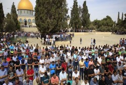 عشرات الآلاف يؤدون صلاة الجمعة في المسجد الأقصى