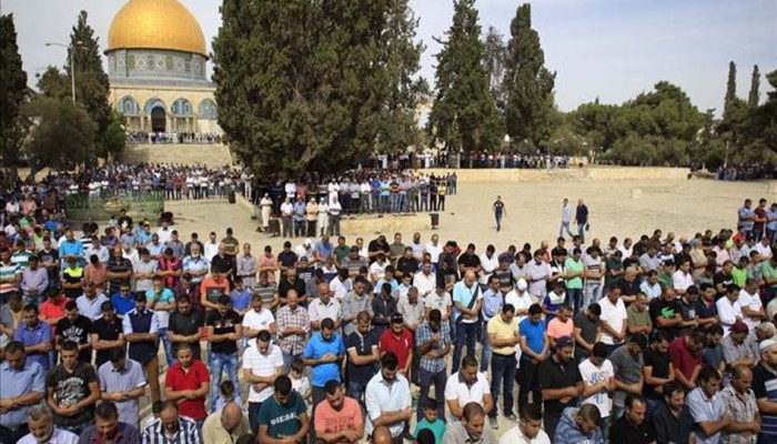 عشرات الآلاف يؤدون صلاة الجمعة في المسجد الأقصى