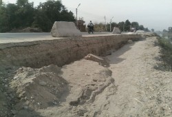 هبوط أرضى بالطريق الزراعى الشرقى فى سوهاج يثير رعب الأهالى