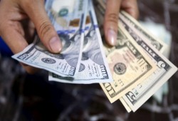 كارثة اقتصادية : الدولار يحل محل الجنيه في المبيعات بين المستهلكين والتجار في مصر