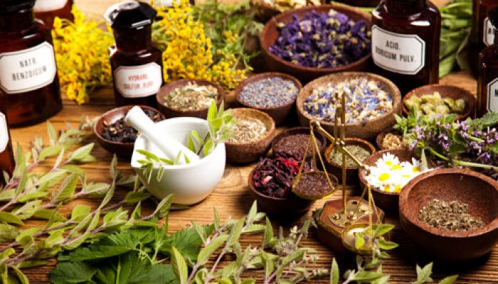 بعد ارتفاع اسعار الادوية بعض المصرين يتجهون للعلاج بالاعشاب