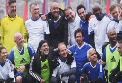 أبو تريكة العالمى يحتفل بجائزة الأفضل في العالم مع أساطير الفيفا