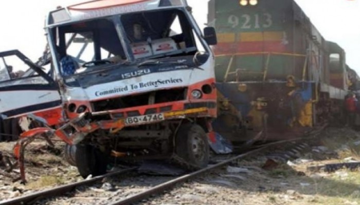 قطار يصطدم بسيارة نقل اقتحمت القضبان بخط «الإسماعيلية - السويس»