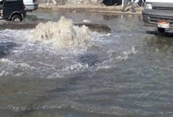 كسر بخط المياه الرئسي لمصر القديمة والمنيل وشلل مروري بالمنطقة