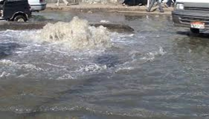 كسر بخط المياه الرئسي لمصر القديمة والمنيل وشلل مروري بالمنطقة