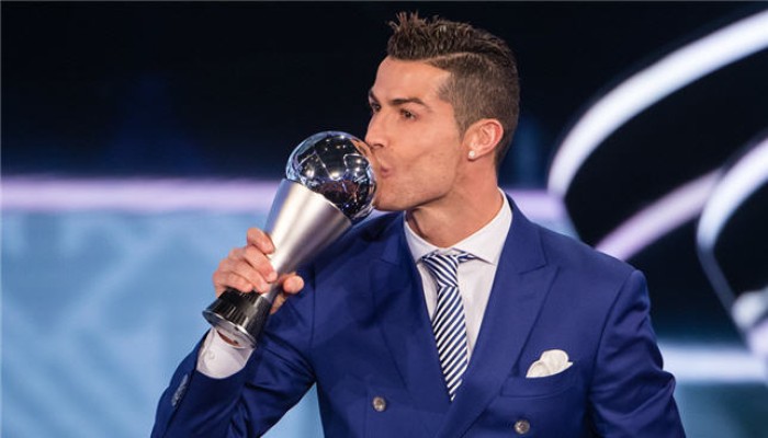 الفيفا يختار رونالدو كأفضل لاعب في العالم بفارق كبير عن ميسي