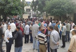 عمال "غزل الإسكندرية" يقطعون الطريق لعدم بيع شركتهم