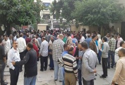 عمال "غزل الإسكندرية" يقطعون الطريق لعدم بيع شركتهم