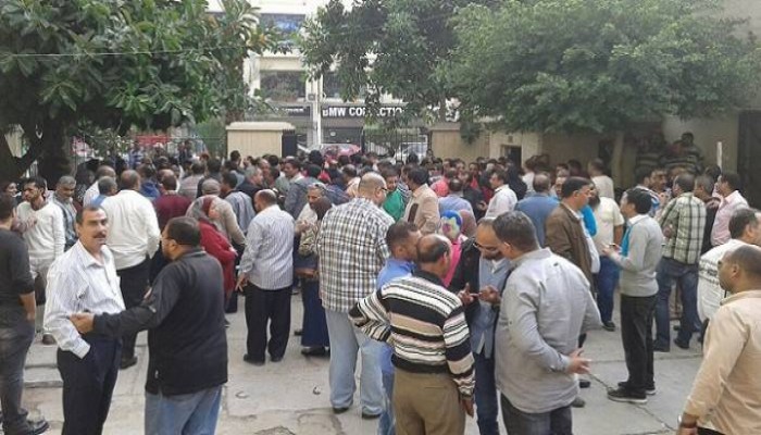 عمال "غزل الإسكندرية" يقطعون الطريق لعدم بيع شركتهم