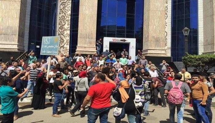 حملة الماجستير والدكتوراه يتظاهرون أمام "الوزراء" للمطالبة بالتعيين