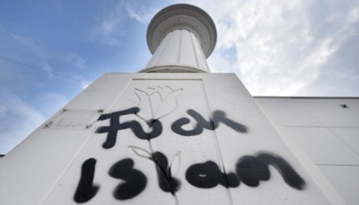 تدنيس مسجدين بالدم ورأس الخنزير في جنوب إفريقيا