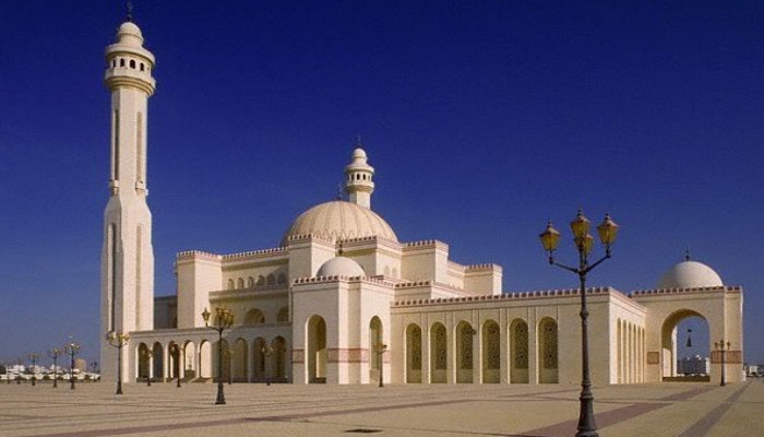 بالفيديو.. داعية سعودي يرسل أولاده لبيع التمر أمام أحد المساجد.. تعرف على السبب
