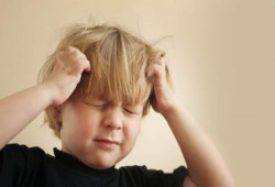 حكة فروة الرأس.. الأسباب والعلاج