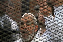 الأمن يحرض "أرباب السوابق" المعتقلين على سب المرشد العام في قفص المحكمة