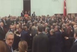 عراك بالأيدي وتبادل لكمات بين نواب البرلمان التركي