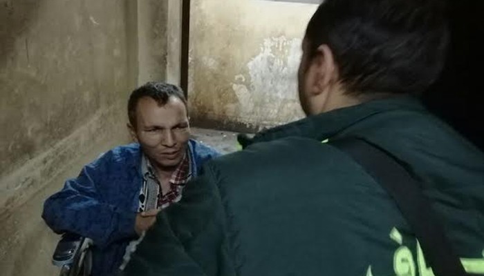 متسول يدعى كسر قدمه لاستجداء المارة ويجمع 700 جنيه خلال يوم(صور)