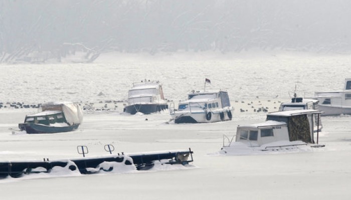 الحياة تتجمد في أوروبا برا وبحرا وجوا