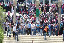 عشرات الآلاف يؤدون صلاة الجمعة في الأقصى