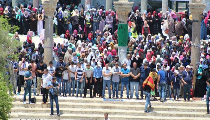 عشرات الآلاف يؤدون صلاة الجمعة في الأقصى