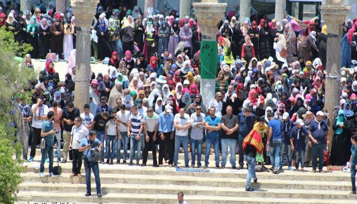 عشرات الآلاف يؤدون صلاة الجمعة في الأقصى