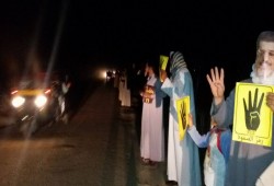 "يناير يجمعنا" شعار ثوار أبو المطامير خلال سلسلة بشرية استعداد لذكرى يناير