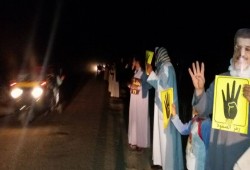 "يناير يجمعنا" شعار ثوار أبو المطامير خلال سلسلة بشرية استعداد لذكرى يناير